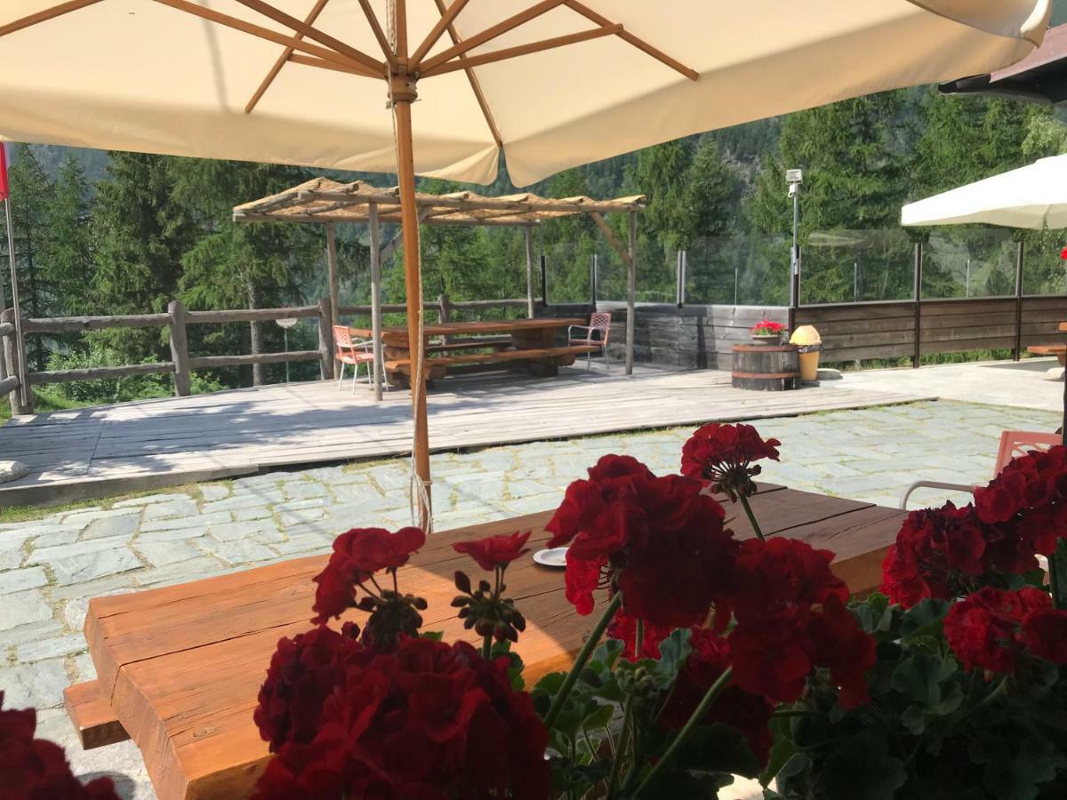 Sasso Nero Hotel Chiesa in Valmalenco Exterior photo